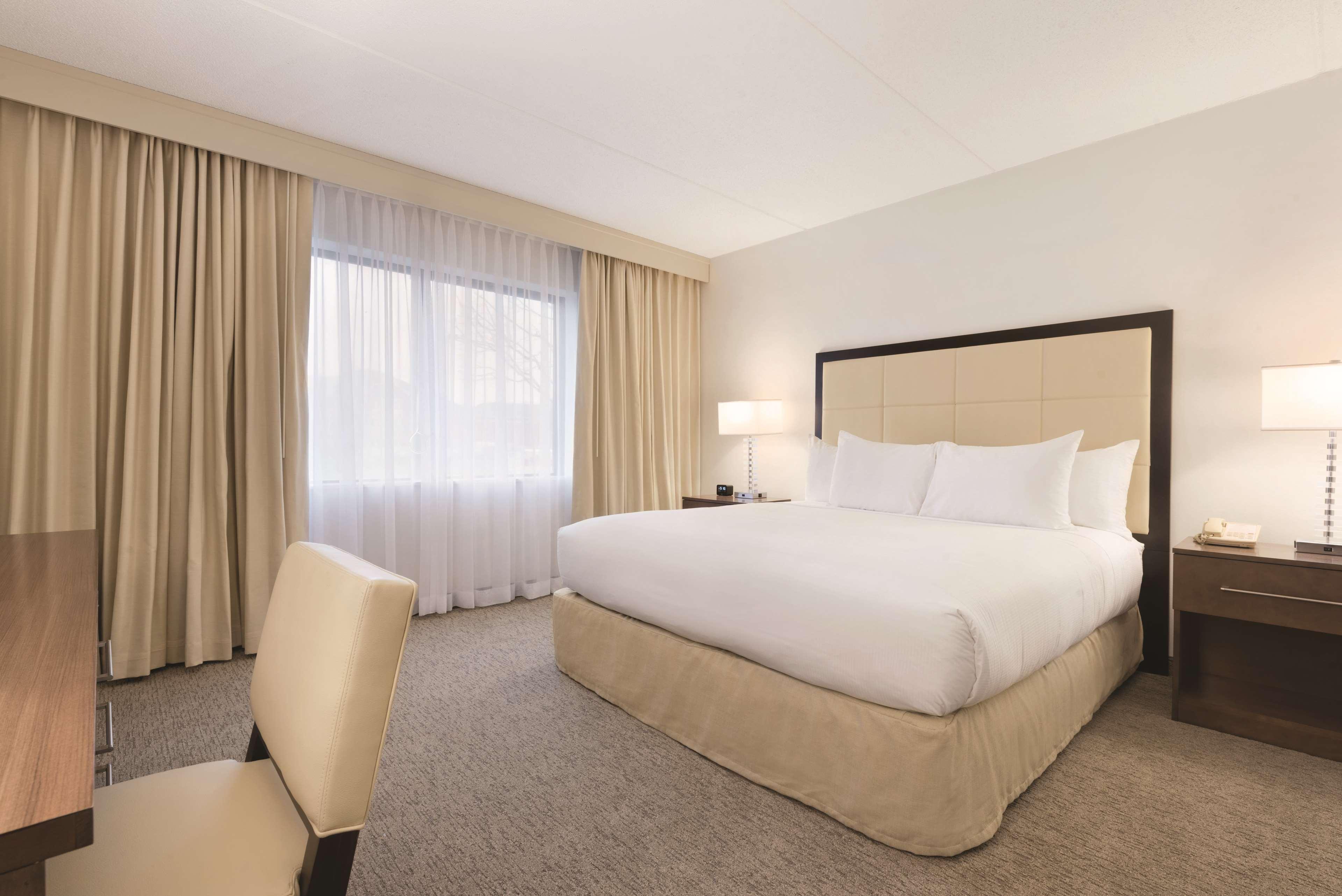 Embassy Suites By Hilton Milwaukee Brookfield Dış mekan fotoğraf