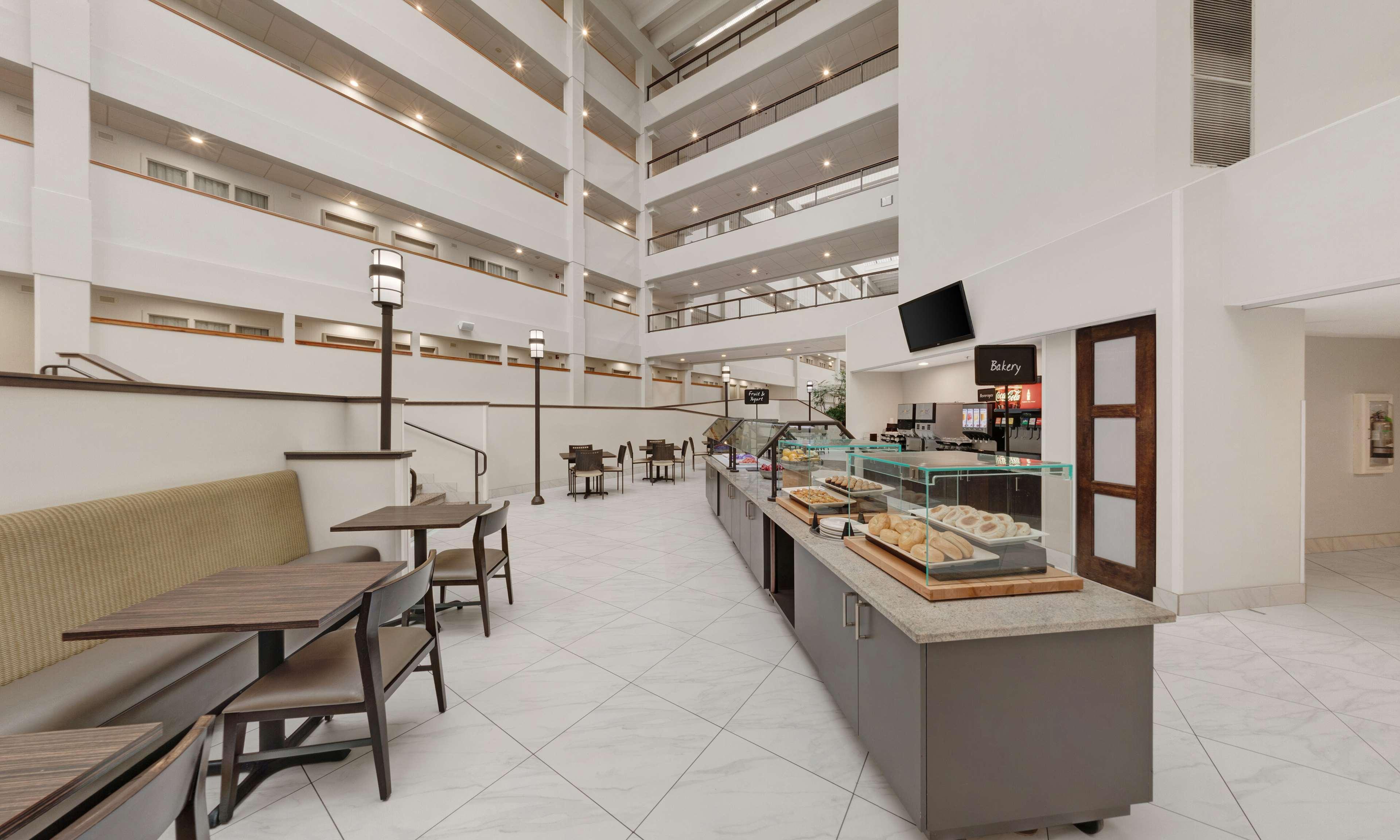 Embassy Suites By Hilton Milwaukee Brookfield Dış mekan fotoğraf